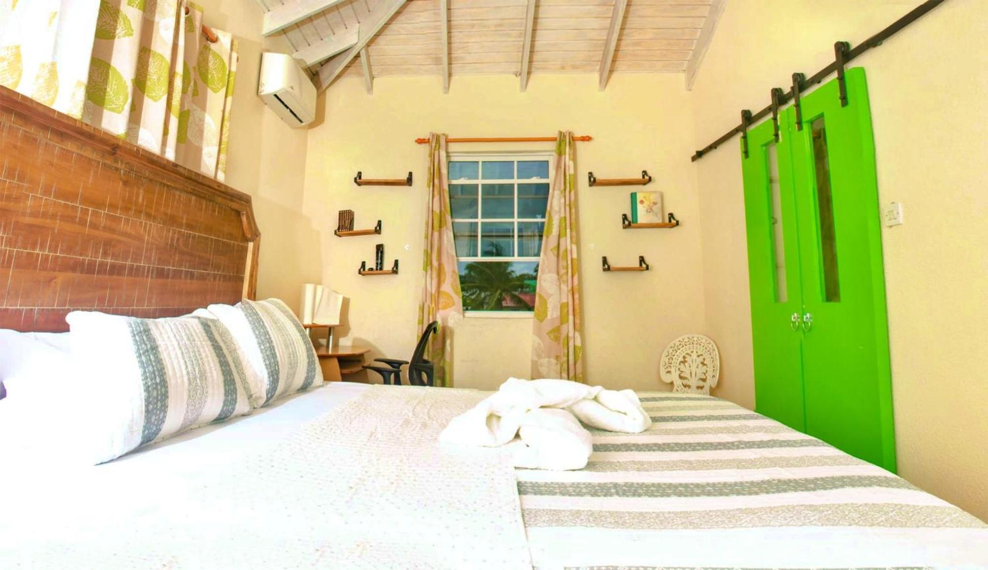 Cozy Modern Upstairs 2 Bed A/C Apt Near 2 Everything Saint Philip Exteriör bild
